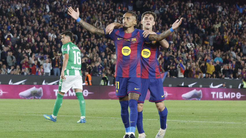 Raphinha celebra el gol en el Barcelona - Betis