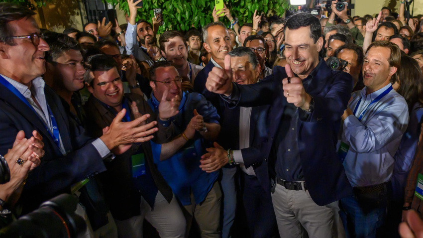 Juanma Moreno, celebrando los resultados de las elecciones de Andalucía del 17M