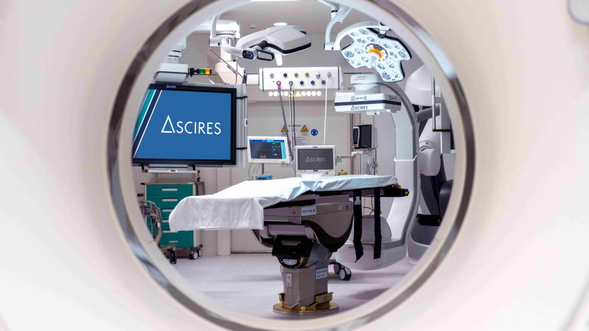 El quirófano híbrido, único en Europa, integra 4 sistemas de imagen: resonancia magnética, tomografía computarizada (TC), un sistema robotizado de Radiología Intervencionista y equipos intraoperatorios de Medicina Nuclear