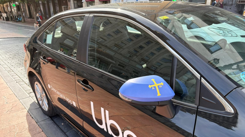 Vehículo Uber con la Cruz de la Victoria