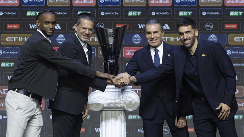 Montero, Pedro, Scariolo y Campazzo, estrechan manos ante el trofeo de la Euroliga