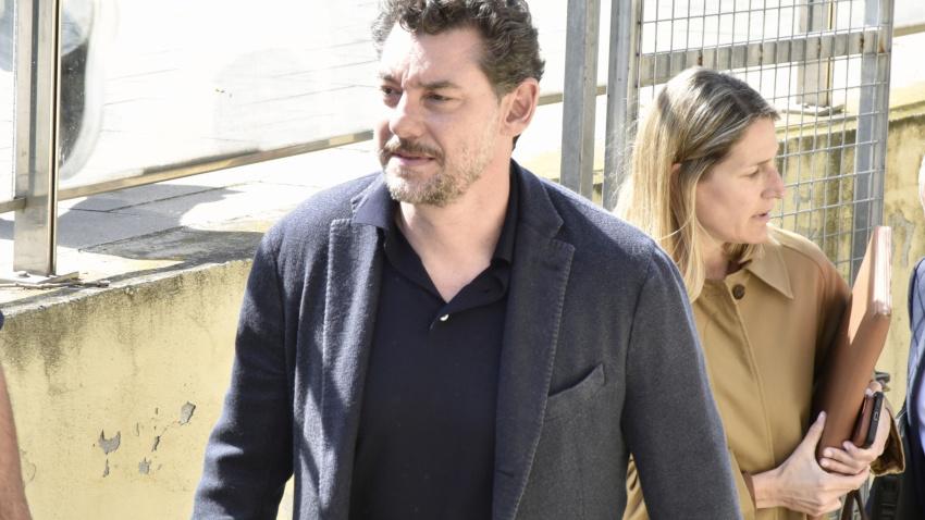 Jonathan Andic, el hijo del fundador de Mango, a su salida del Juzgado de InstrucciÃ³n 5 de Martorell al hacer efectivo el pago de un millÃ³n de euros de fianza, a 19 de mayo de 2026, en Martorell, Barcelona, Catalunya (EspaÃ±a). Los Mossos d'Esquadra han detenido a Jonathan Andic, el hijo del fundador de Mango, Isak Andic, por la muerte de su padre el 14 de diciembre de 2024 tras caer por un barranco en las Cuevas del Salnitre en CollbatÃ³ (Barcelona). Jonathan Andic, que era el Ãºnico acompaÃ±ante el dÃ­a de la muerte de su padre, estÃ¡ siendo investigado por el Juzgado de InstrucciÃ³n 5 de Martorell (Barcelona).David Oller / Europa Press19/5/2026