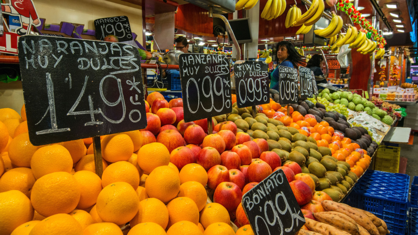 Imagen de recurso de frutas a la venta en un mercado de Barcelona