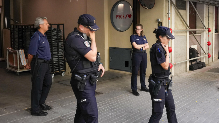 DIRECTO | Los agentes de la UCO salen de la sede del PSOE en Ferraz tras 12 horas de registro
