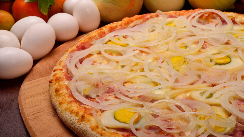 Pizza con mucha cebolla en una imagen de archivo
