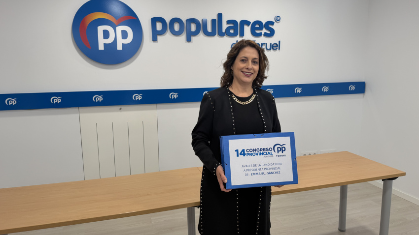 Emma Buj con los cerca de 600 avales para presidir el PP de Teruel