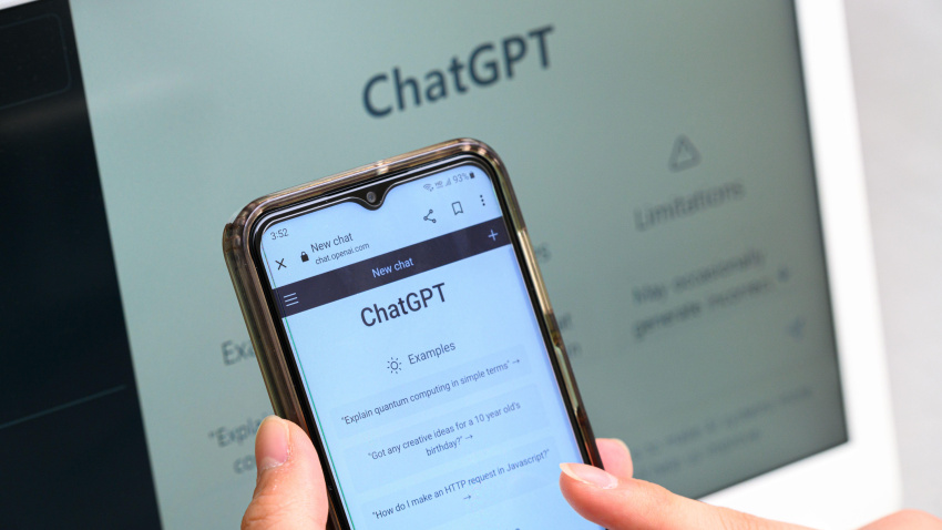 Un hombre busca información usando inteligencia artificial ChatGPT