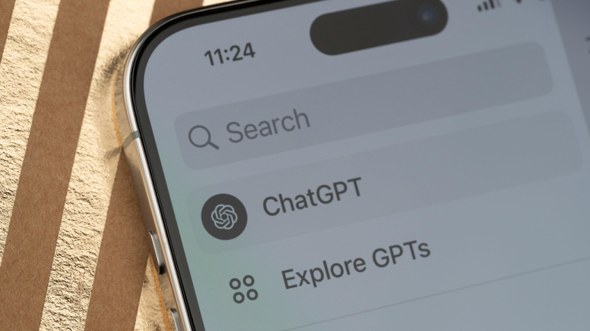 Vista de cerca del menú de la aplicación para smartphone ChatGPT en pantalla.