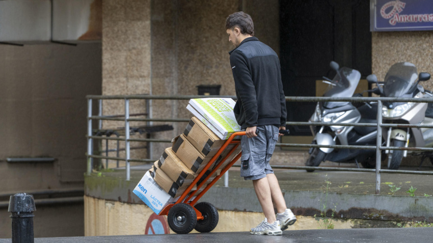 Un trabajador transporta mercancía