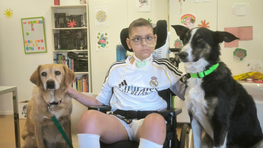 Nicolás Corazón Fuerte junto a dos perros
