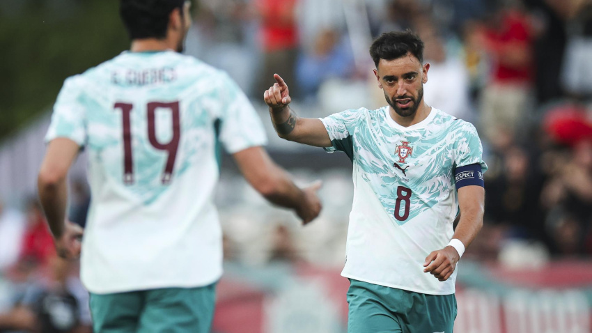 Bruno Fernandes celebrando un gol ante Chile