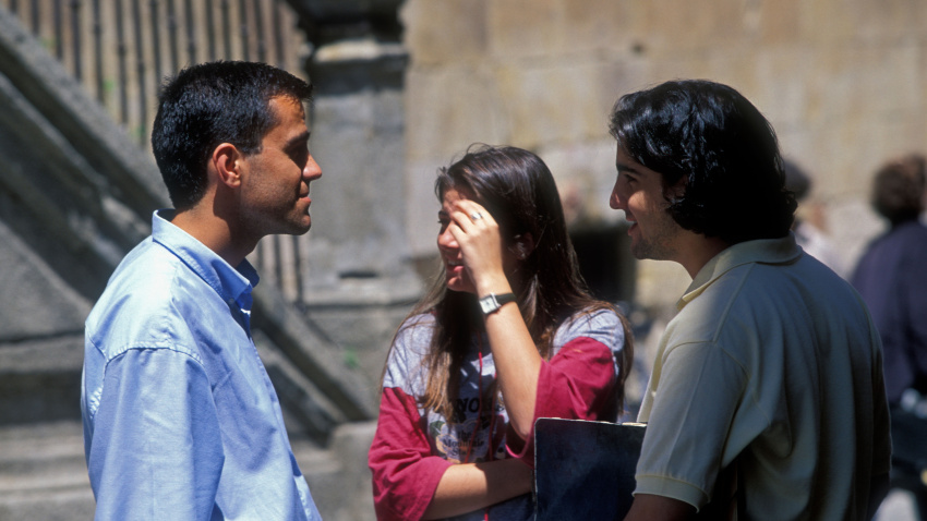 Gente hablando en una imagen de archivo