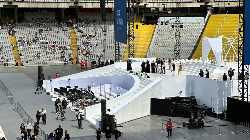 El escenario del Estadio de Montjuic donde en una horas estará el Papa León XIV