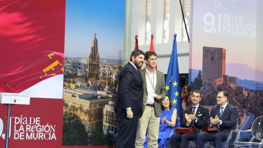 El Gobierno regional concede la Medalla de Oro a Pedro Luis Ripoll ...