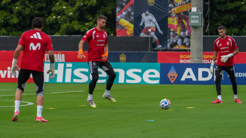 David Raya junto a Unai Simón y Joan García en un entrenamiento de la selección española
