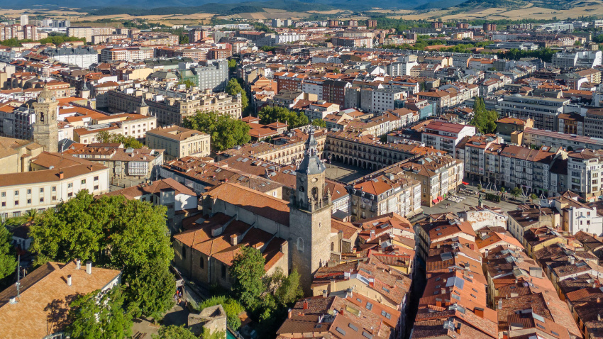 Vista aérea del paisaje urbano de Vitoria-Gasteiz, País Vasco, España