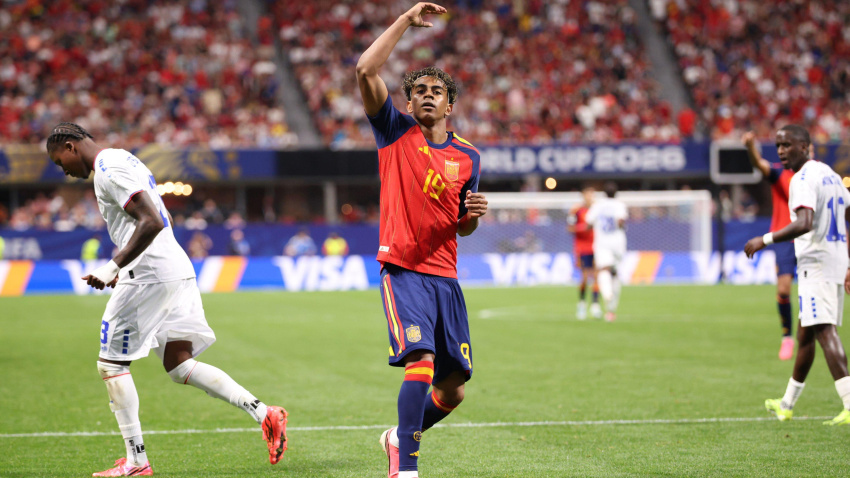 Lamine Yamal, de España, anima al público tras el partido del Grupo H de la Copa Mundial de la FIFA entre España y Cabo Verde en el AKA Mercedes-Benz Stadium de Atlanta, el lunes 15 de junio de 2026.