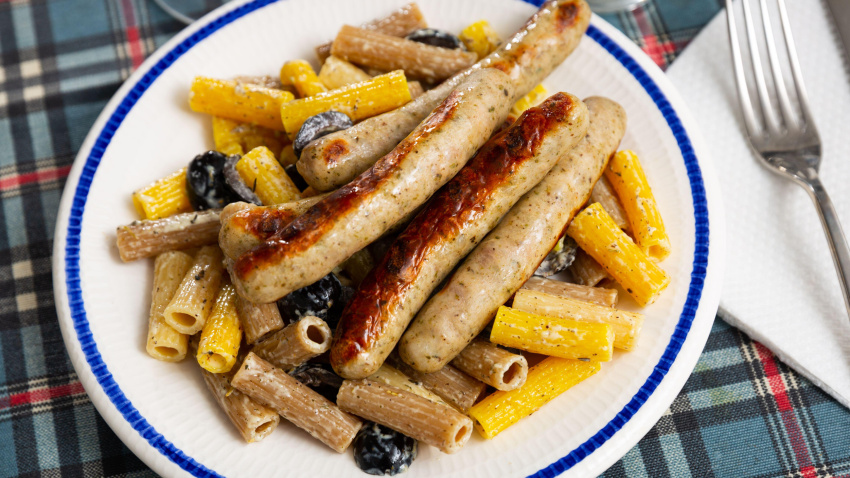 Rigatoni en salsa de crema con salchichas a la parrilla