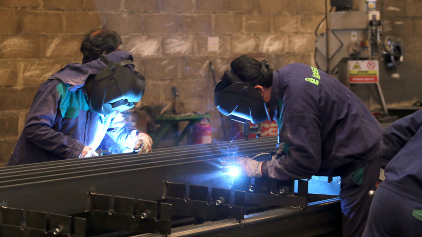 Trabajadores en una empresa de estructuras metálicas