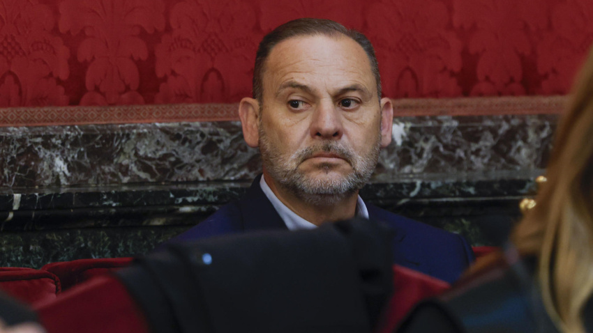 José Luis Ábalos (c) en el banquillo de los acusado en el primer día del juicio en el Tribunal Supremo