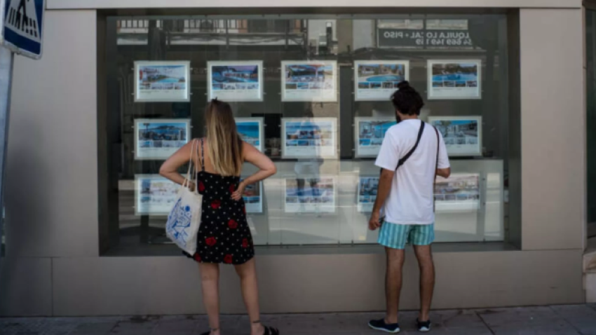 Jóvenes mirando el precio de la vivienda