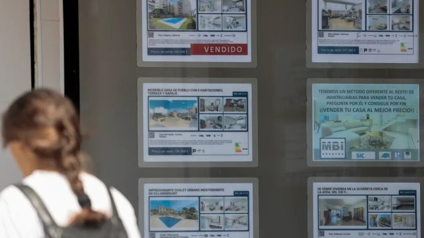 Una persona pasa ante una inmobiliaria en Valencia