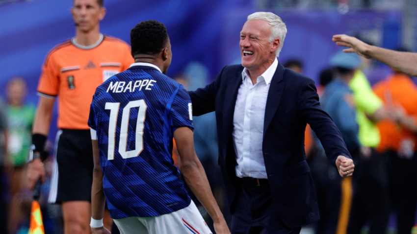 Mbappé celebra el primer gol de Francia frente a Suecia con Deschamps