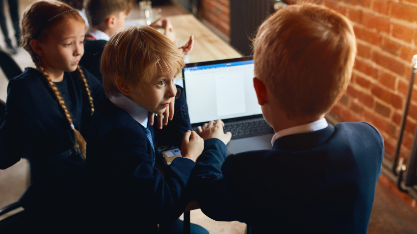 Niños usando un ordenador con inteligencia artificial