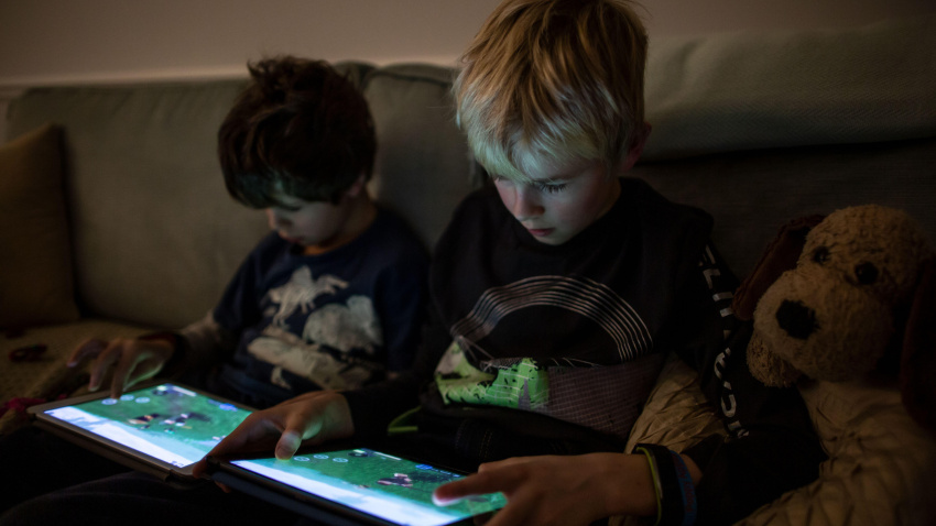 Niños jugando a 'Roblox' en sus tabletas iPad en casa.