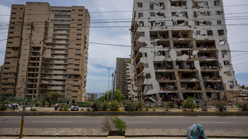 Fotografía que muestra una zona afectada por terremotos este martes, en La Guaira (Venezuela)