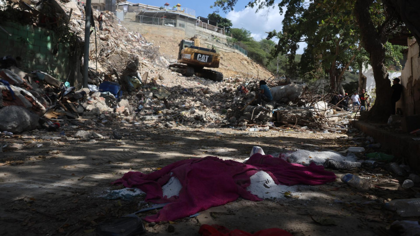 Fotografía que muestra una zona afectada por el doble terremoto de magnitudes 7,2 y 7,5, este miércoles, en La Guaira (Venezuela)