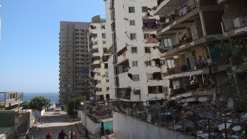 Fotografía que muestra una zona afectada por el doble terremoto de magnitudes 7,2 y 7,5, este miércoles, en La Guaira (Venezuela)