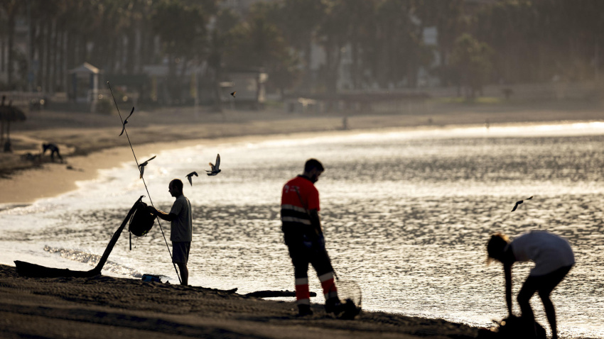 Varias personas en la playa de la Malagueta
