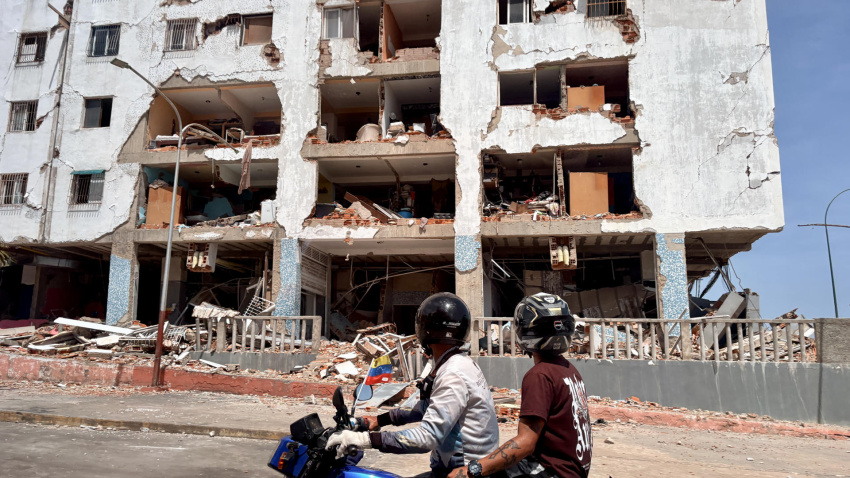 Personas observan edificaciones destruidas por terremotos este jueves, en La Guaira (Venezuela). EFE/ Xaume Olleros