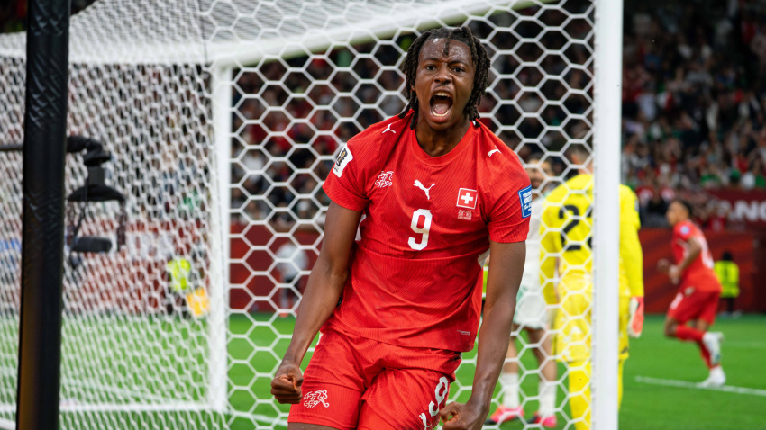 Johan Manzambi celebrando el primer gol de suiza, en el que asistió a Embolo, en los dieciseisavos del Mundial 2026 contra Argelia
