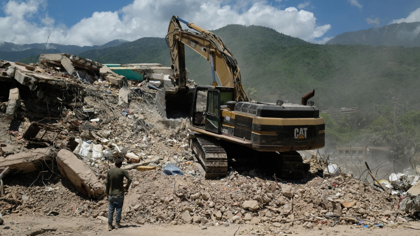Voluntarios trabajan en la remoción de escombros del edifico Mision Vivienda OPPE luego del doble terremoto de magnitud 7,2 y 7,5 ocurrido el pasado 24 de Junio, este martes en La Guaira (Venezuela). EFE/ Xaume Olleros