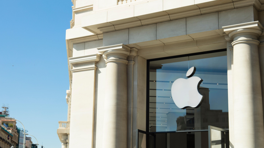 Tienda Apple en la Plaza de Cataluña en Barcelona, ​​en un edificio de arquitectura neoclásica.