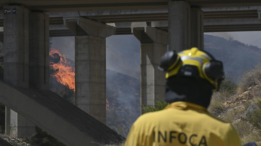 Efectivos antiincendios trabajan en labores de extinción del incendio de Los Gallardos en Almería
