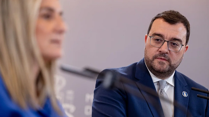 Milagros Tolón y Adrián Barbón
