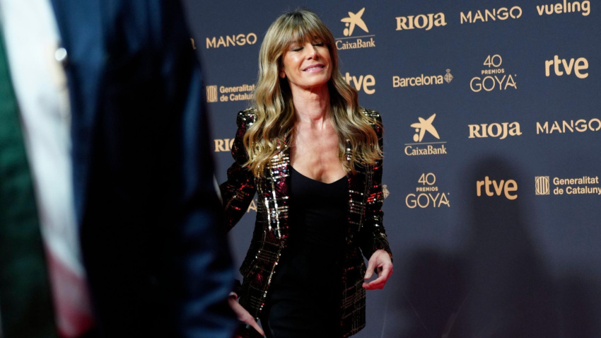 Begoña Gómez asiste a la alfombra roja de la 40ª edición de los Premios Goya en el Centro Internacional de Convenciones de Barcelona.