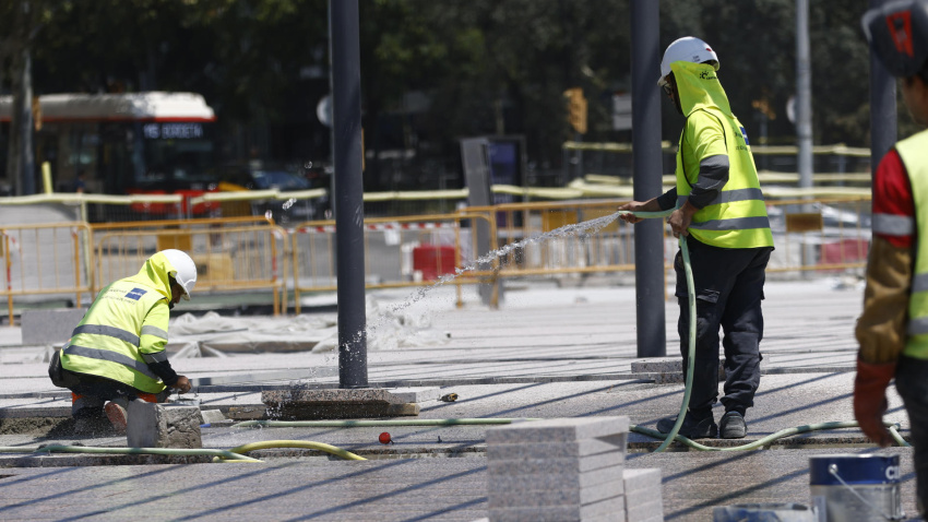 Un trabajador de la construcción se protege de la calor, en las obras de la Estación de Sants de Barcelona