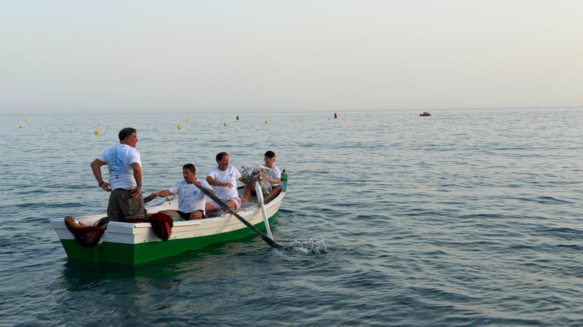 Almuñécar revive su tradición marinera con la ancestral pesca del 'tiro del copo'