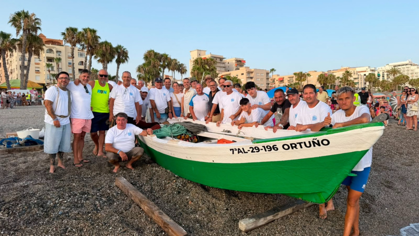 Almuñécar revive su tradición marinera con la ancestral pesca del 'tiro del copo'