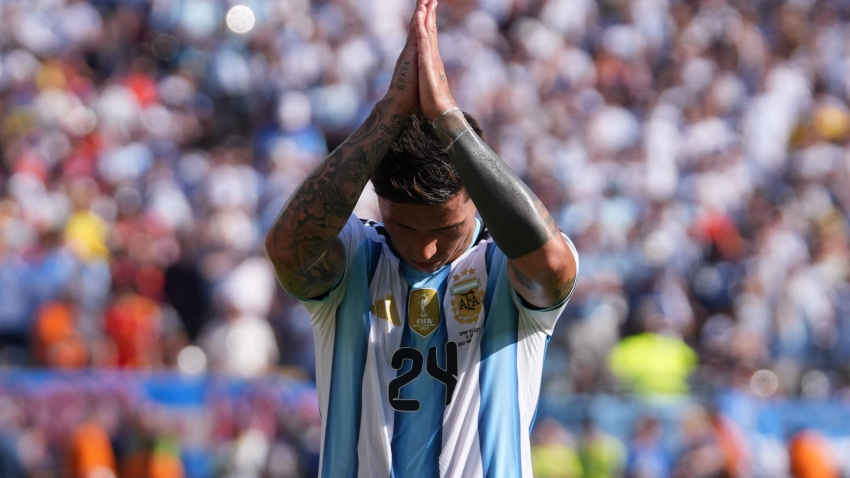 Enzo Fernández pide perdón a la afición de Argentina tras ser expulsado