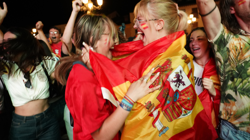 España desata la euforia y celebra su segundo Mundial en El Bierzo (León)