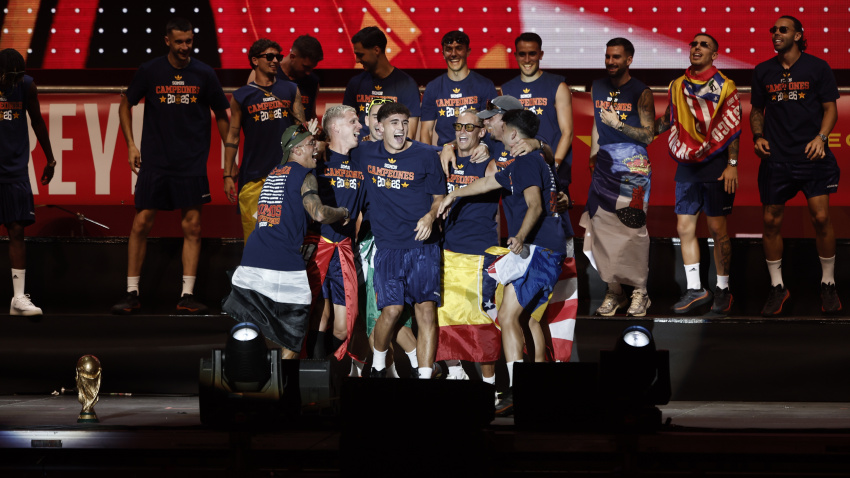 Los jugadores de la selección española, durante la celebración este lunes en la plaza de Cibeles