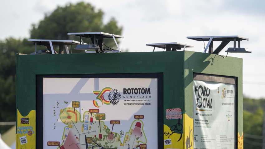 Placas solares en el recinto del Rototom.