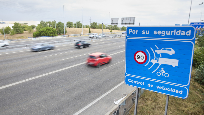 Varios coches circulan por una carretera con el aviso de velocidad controlada por radar