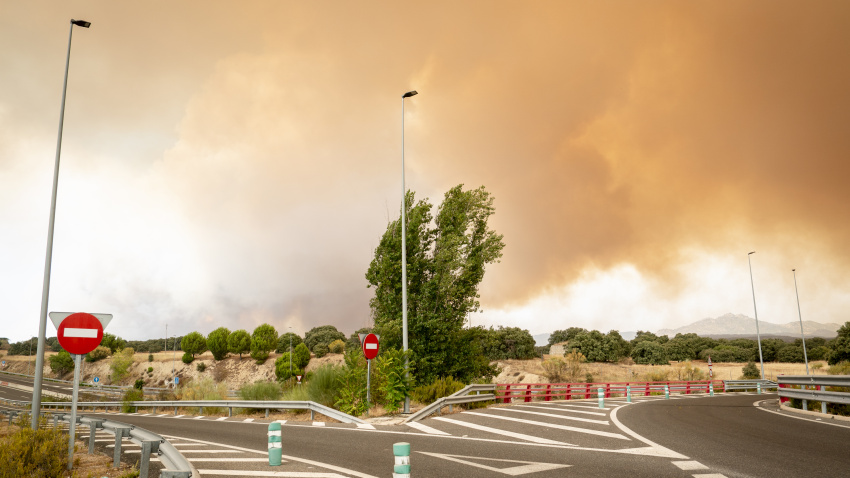 Carretera cortada, a 2 de julio de 2026, en Chapinería, Madrid (España). Los incendios que afectan a la Comunidad de Madrid siguen avanzando sin control y se han unido en un solo foco, mientras que en Ávila el incendio de Burgohondo avanza también sin control lo que ha obligado al Gobierno central a declarar la emergencia nacional en un día en la que las previsiones meteorológicas de intensas rachas de viento dificultan las labores de extinción. Hasta el momento se han quemado 9.000 hectáreas en Ávila y otras 6.000 en Madrid.A. Pérez Meca / Europa Press24 JULIO 2026 INCENDIO FORESTAL24/7/2026