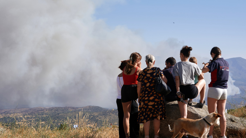 NAVALMORAL (ÁVILA), 24/07/2026.- Un grupo de personas observa el humo del Incendio de Burgohondo (Ávila) desde el puerto de Navalmoral. EFE / Raúl Sanchidrián.
